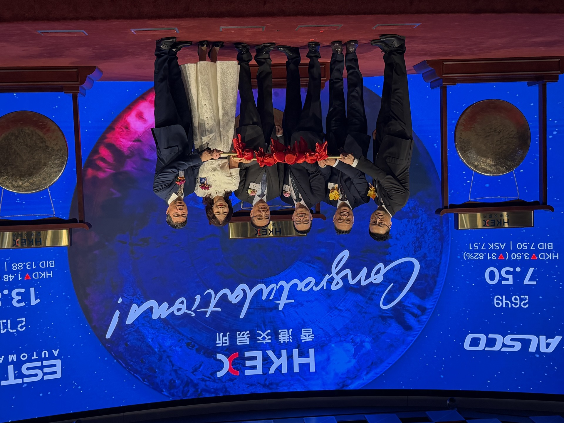 厦门港股上新！携5297倍认购“神话”仍然重挫，优乐赛共享上市首日大跌43%！分析师解读原因