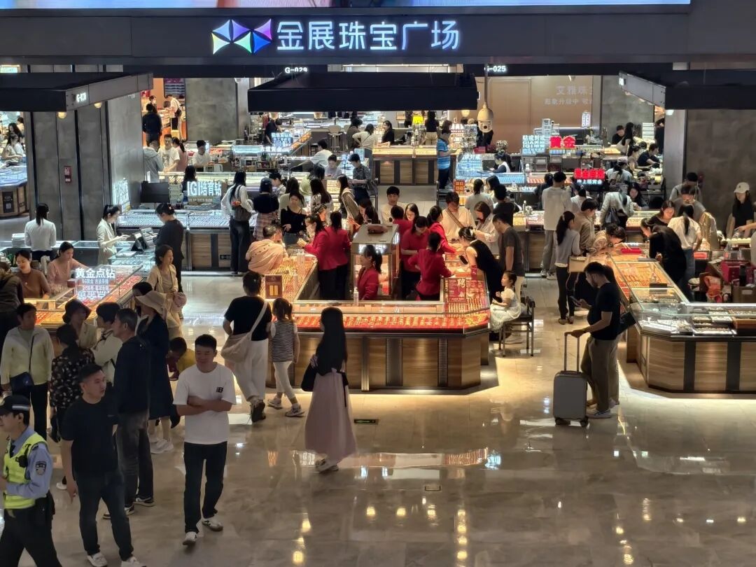 厦门金价连续大跌，深圳水贝人气回暖，投资者趁机抄底！商家：有客户一次买了2公斤