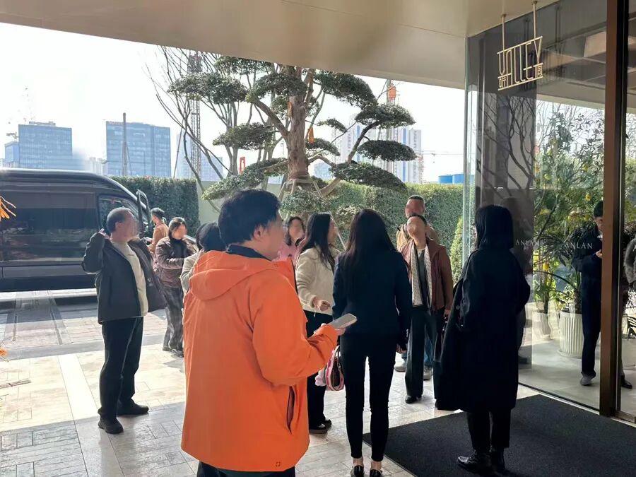 厦门上海售楼处意外一幕!不少人从迪拜赶来“打新”,看的都是5000万起步的房子:受国际局势影响想回国置业生活 厦门上海售楼处意外一幕!不少人从迪拜赶来“打新”,看的都是5000万起步的房子:受国际局势影响想回国置业生活