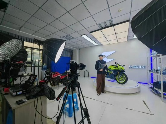 厦门被称“摩托车圈雷军”,冠军张雪的飞驰人生 厦门被称“摩托车圈雷军”,冠军张雪的飞驰人生