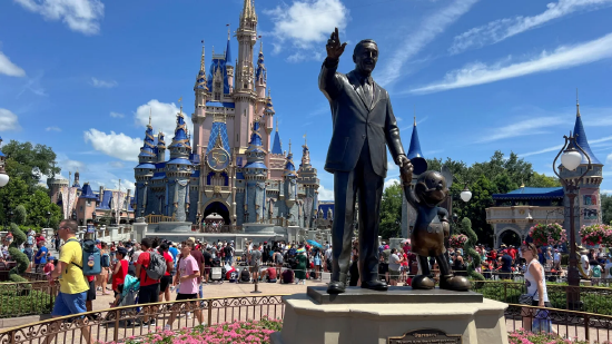 厦门迪士尼早盘小幅下跌 计划裁员1000人