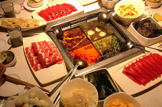 厦门海底捞海外推广遇阻！多品牌战略拉垮毛利率，股价惨遭腰斩